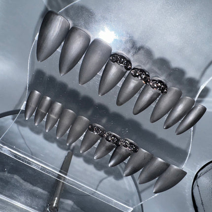 DARK CHAINS - Set of 20 Nails - Stiletto / Medium
