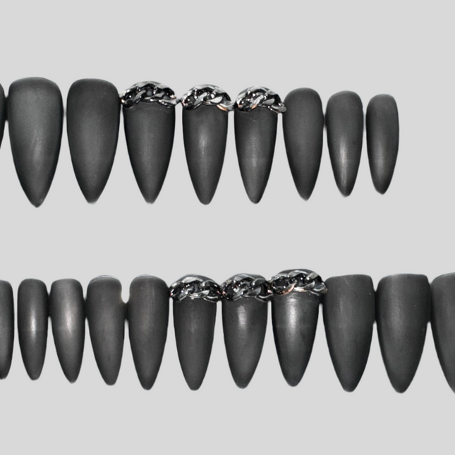 DARK CHAINS - Set of 20 Nails - Stiletto / Medium