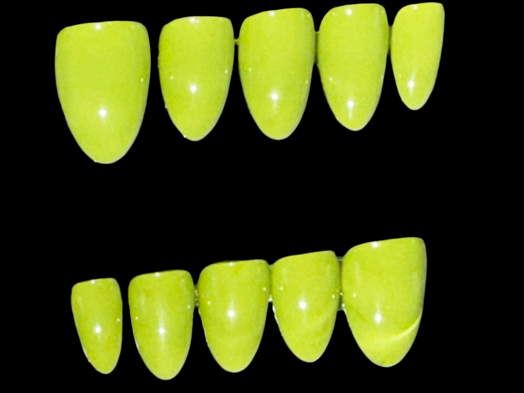Green Envy - Set of 28 Nails - Almond / Short
