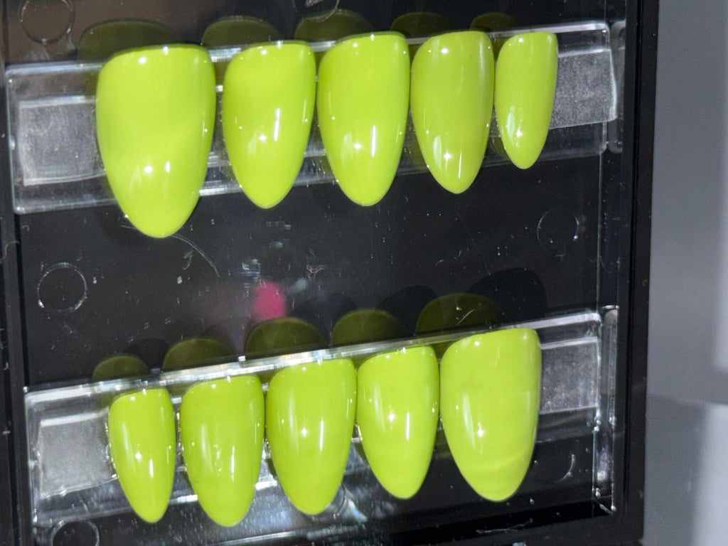 Green Envy - Set of 28 Nails - Almond / Short