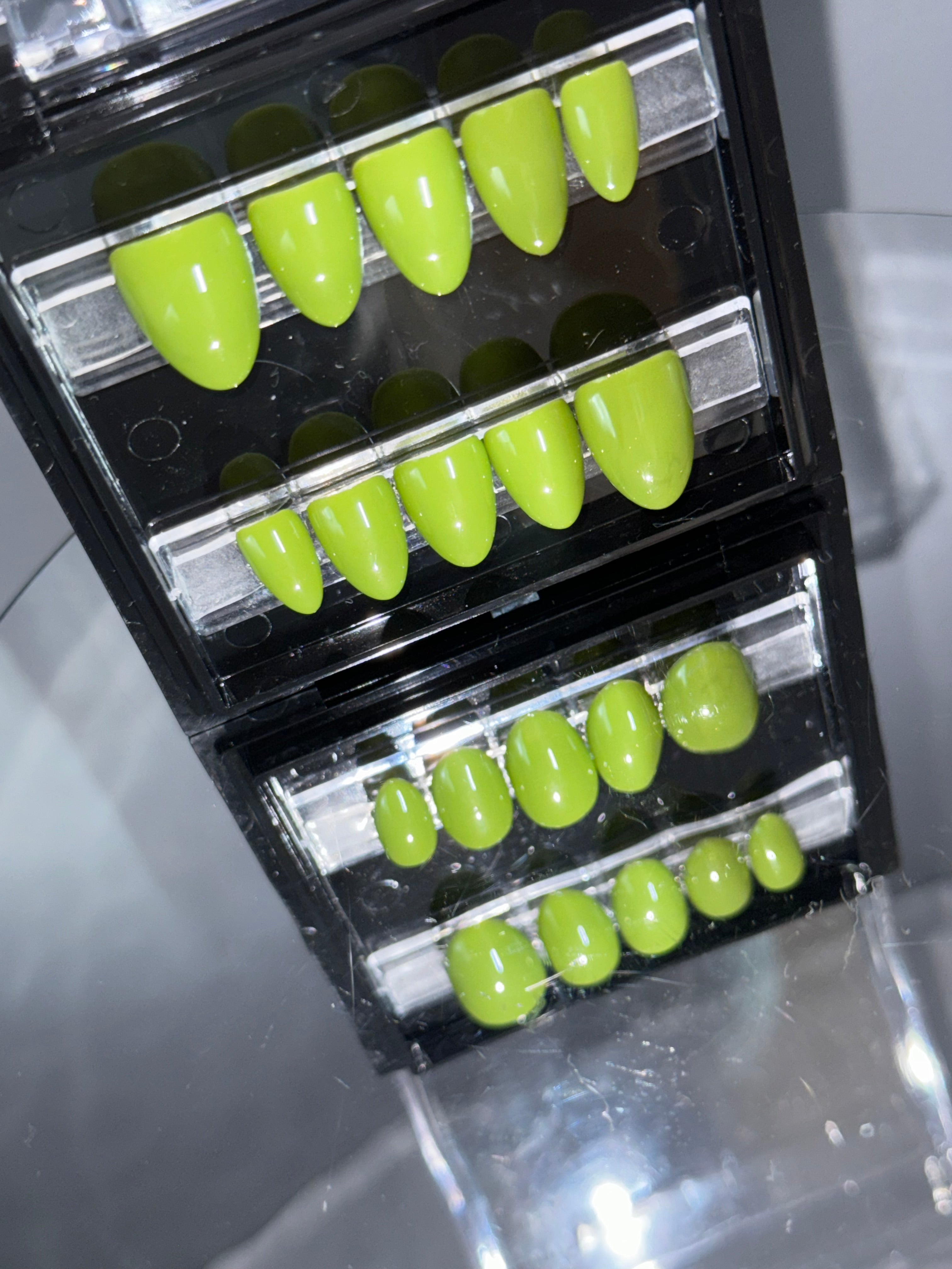 Green Envy - Set of 28 Nails - Almond / Short