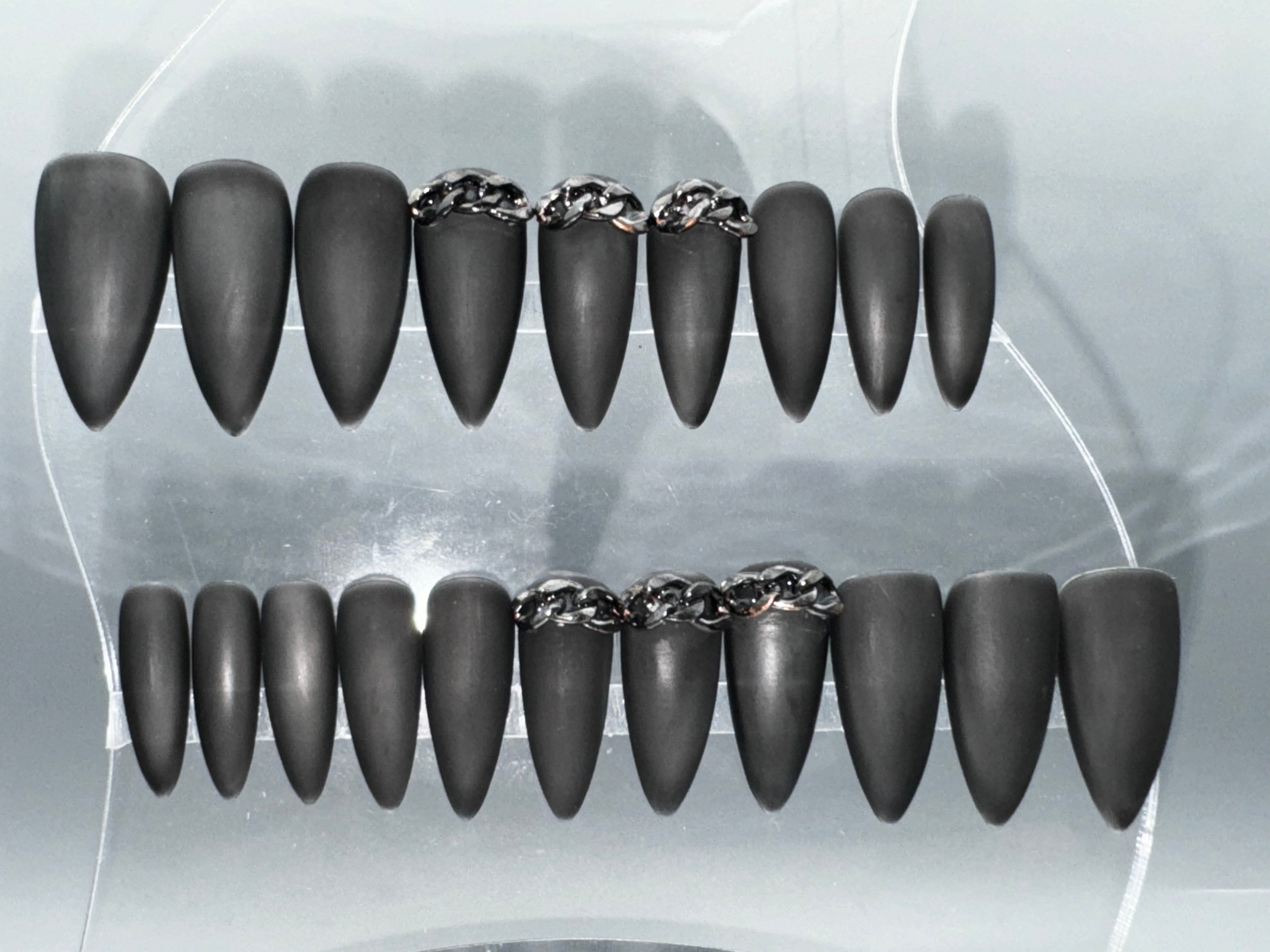 DARK CHAINS - Set of 20 Nails - Stiletto / Medium