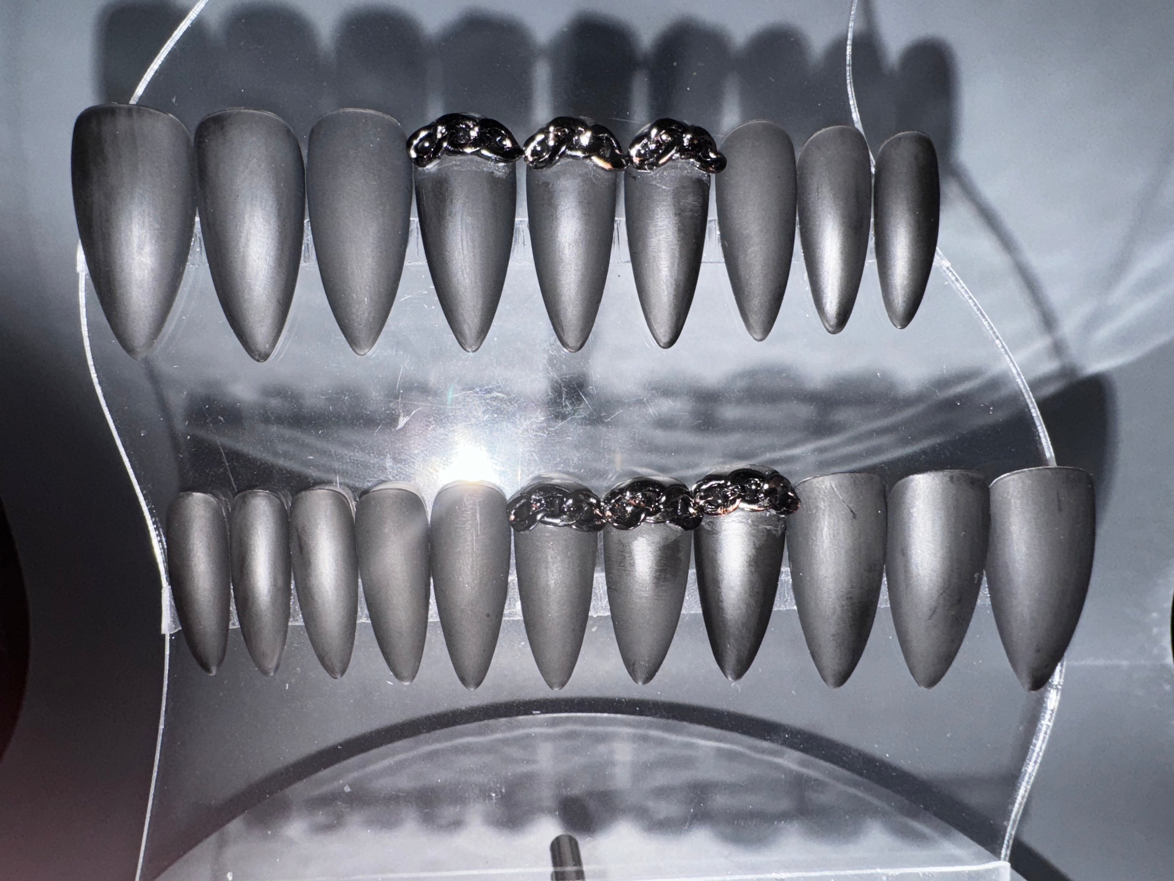 DARK CHAINS - Set of 20 Nails - Stiletto / Medium