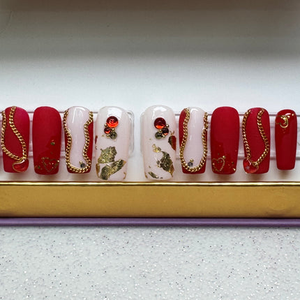Chained Hearts - Square/Short - Set Size: Small - 10 press-on nails