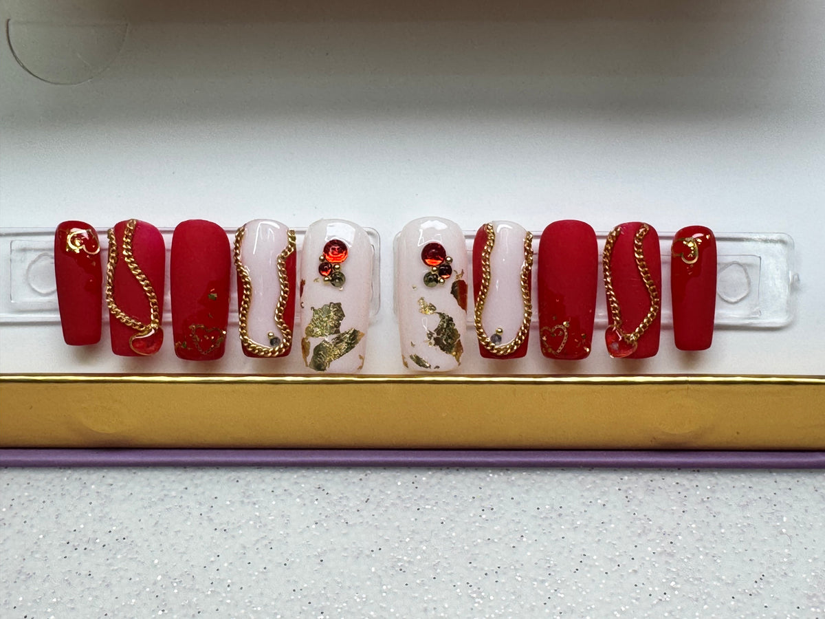 Chained Hearts - Square/Short - Set Size: Small - 10 press-on nails