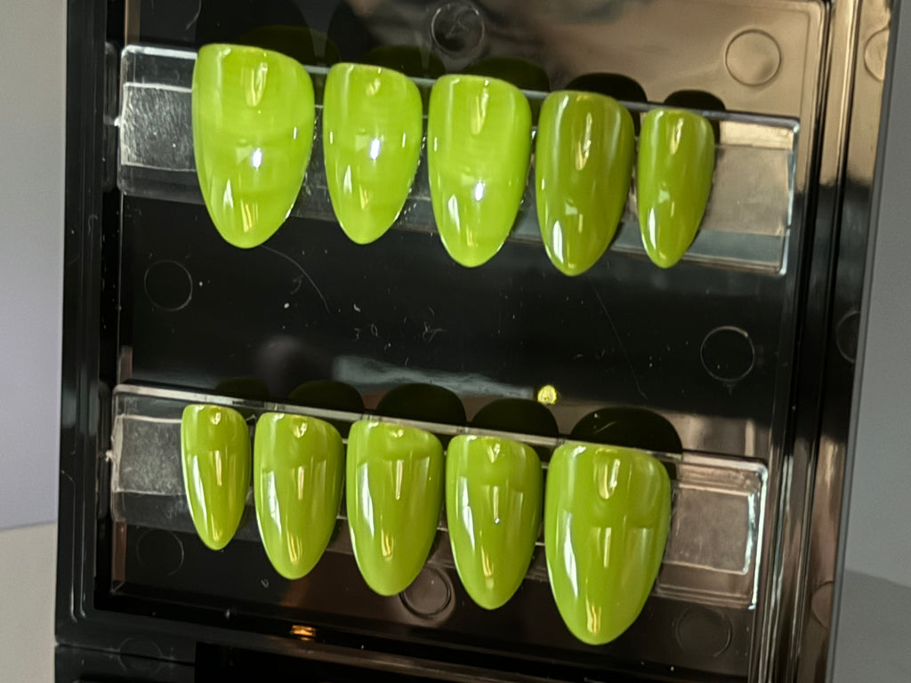 Green Envy - Set of 28 Nails - Almond / Short
