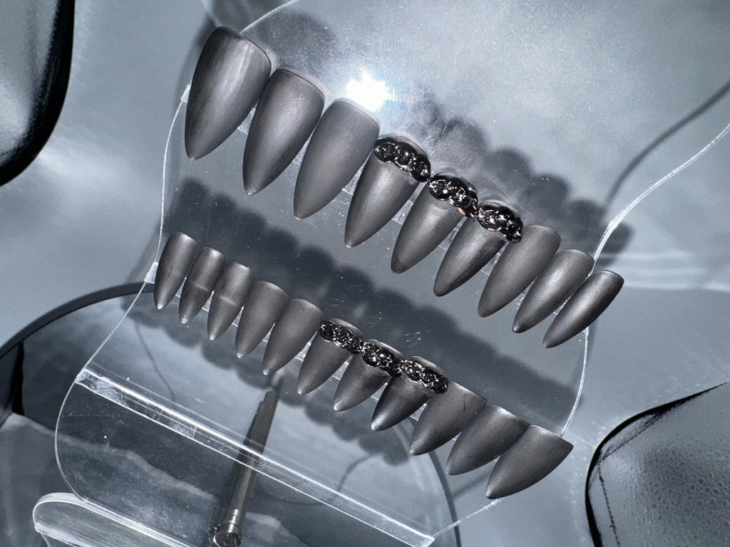 DARK CHAINS - Set of 20 Nails - Stiletto / Medium