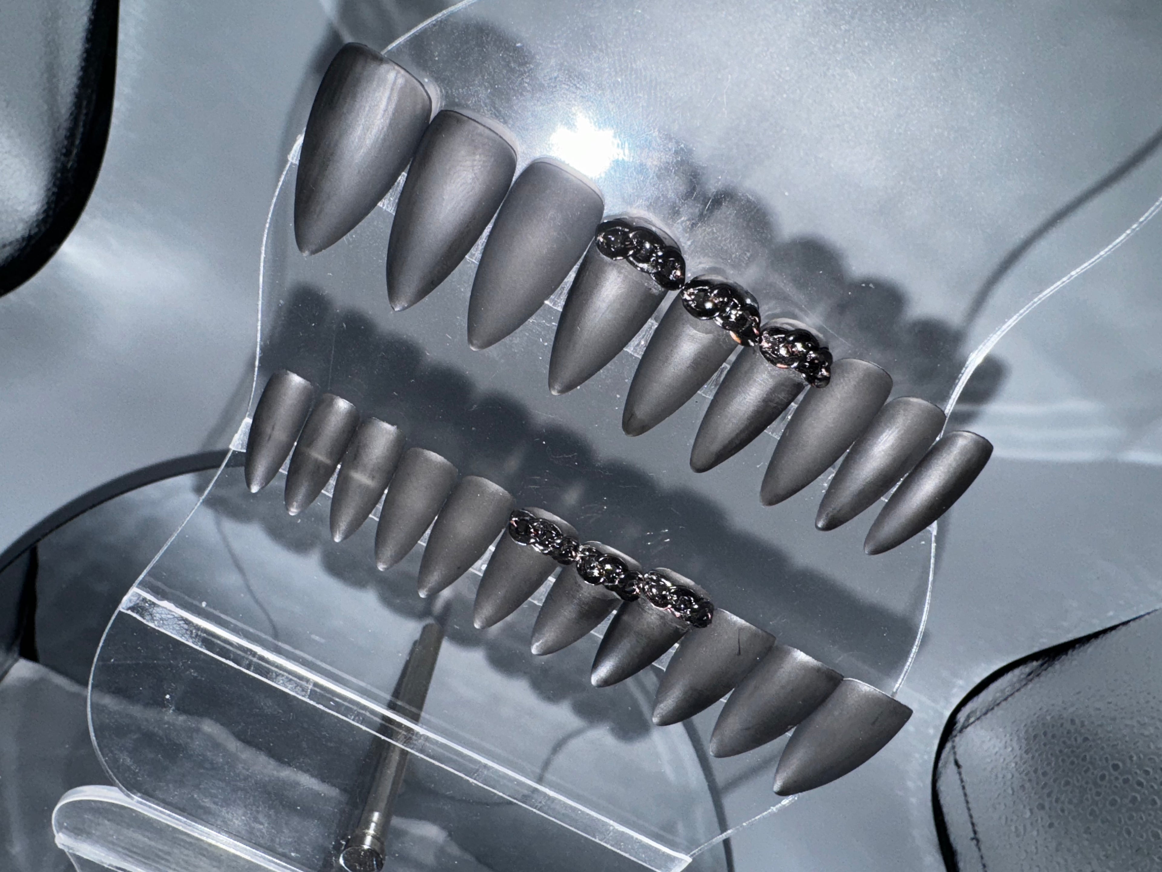 DARK CHAINS - Set of 20 Nails - Stiletto / Medium