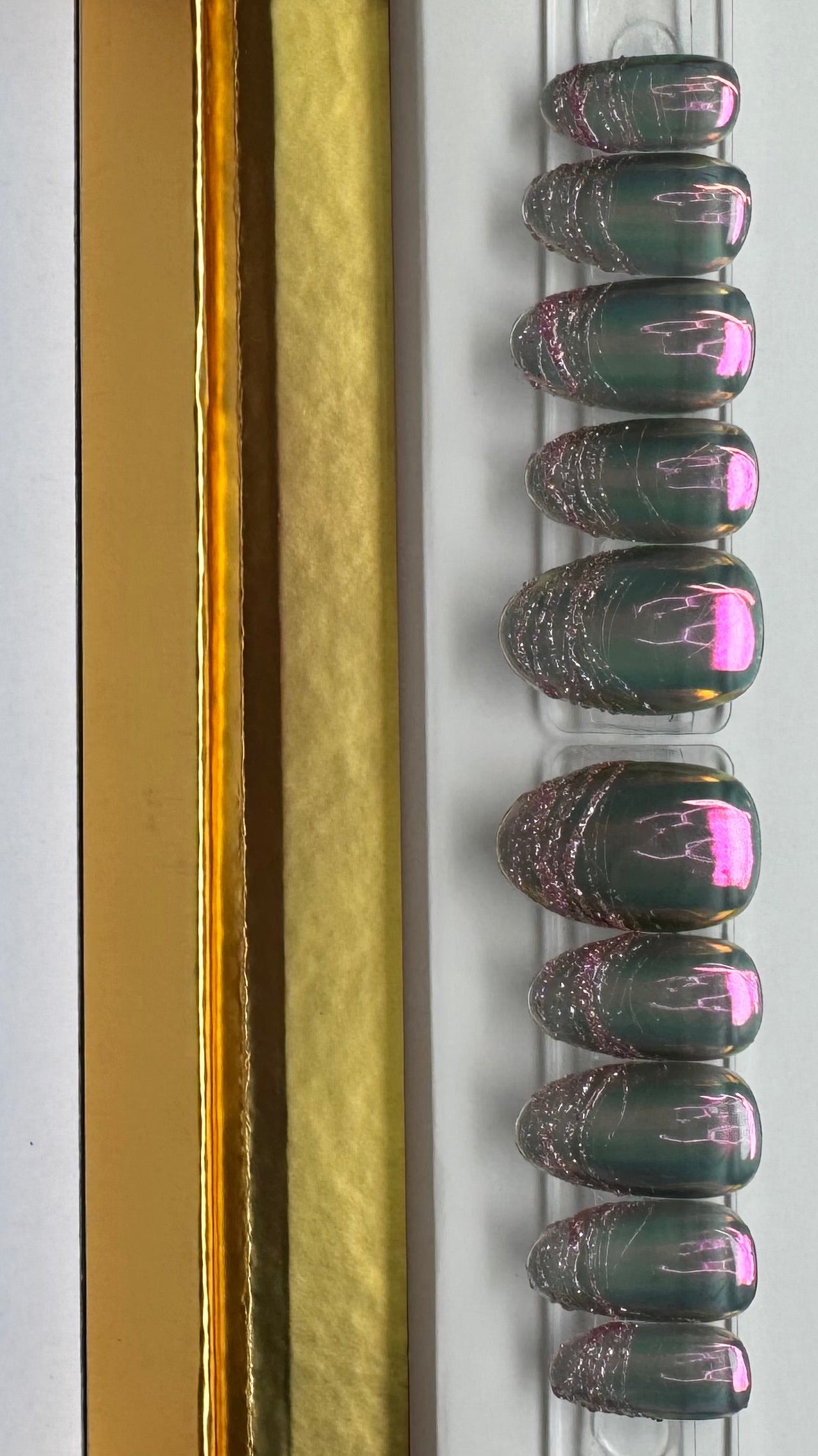 NYC's Dark Moon / Set Size: Med / Shape: Round / Length: Short, 10 Reusable press-on nails