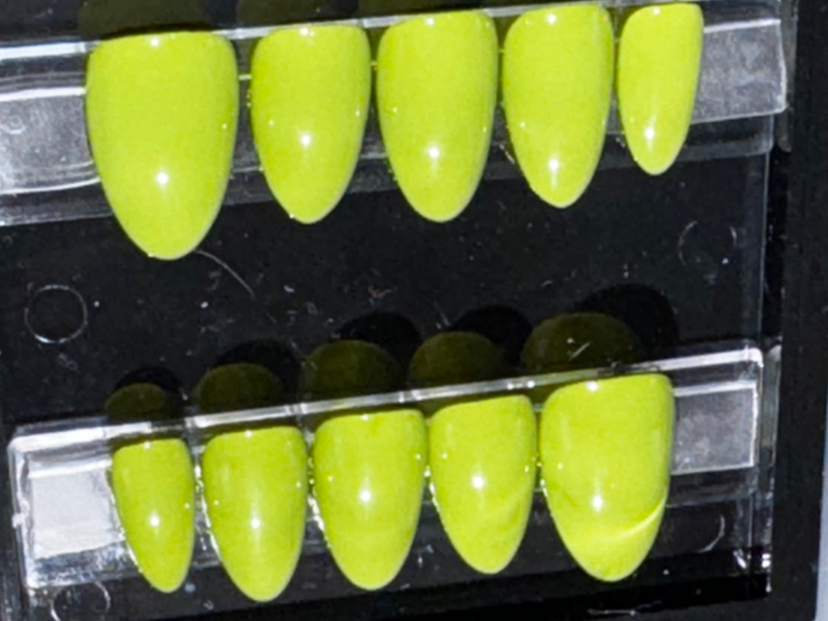 Green Envy - Set of 28 Nails - Almond / Short