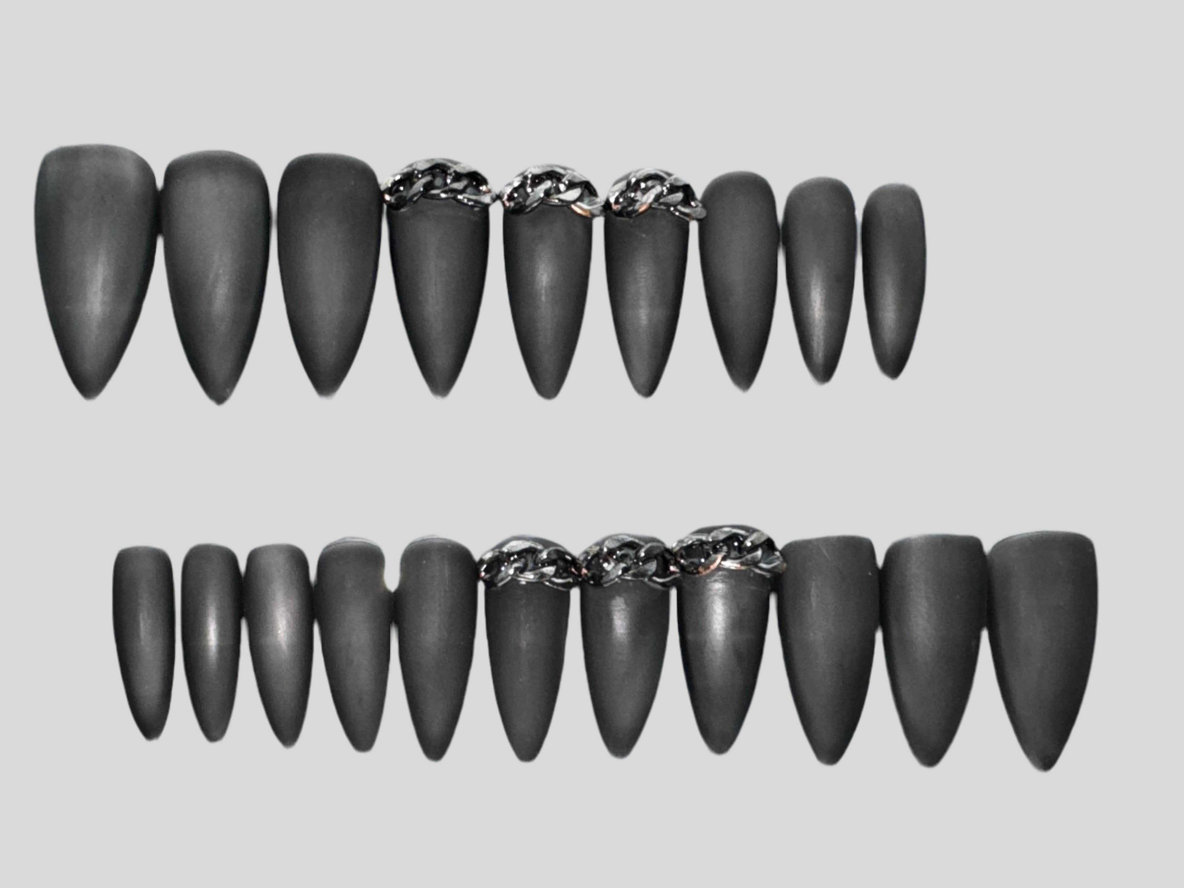 DARK CHAINS - Set of 20 Nails - Stiletto / Medium