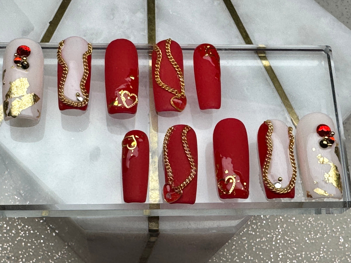 Chained Hearts - Square/Short - Set Size: Small - 10 press-on nails