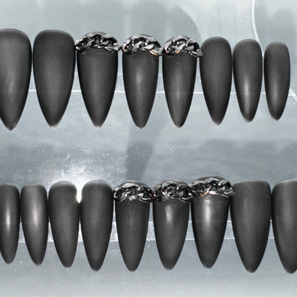 Dark Chains - Set of 20 Nails - Stiletto / Medium