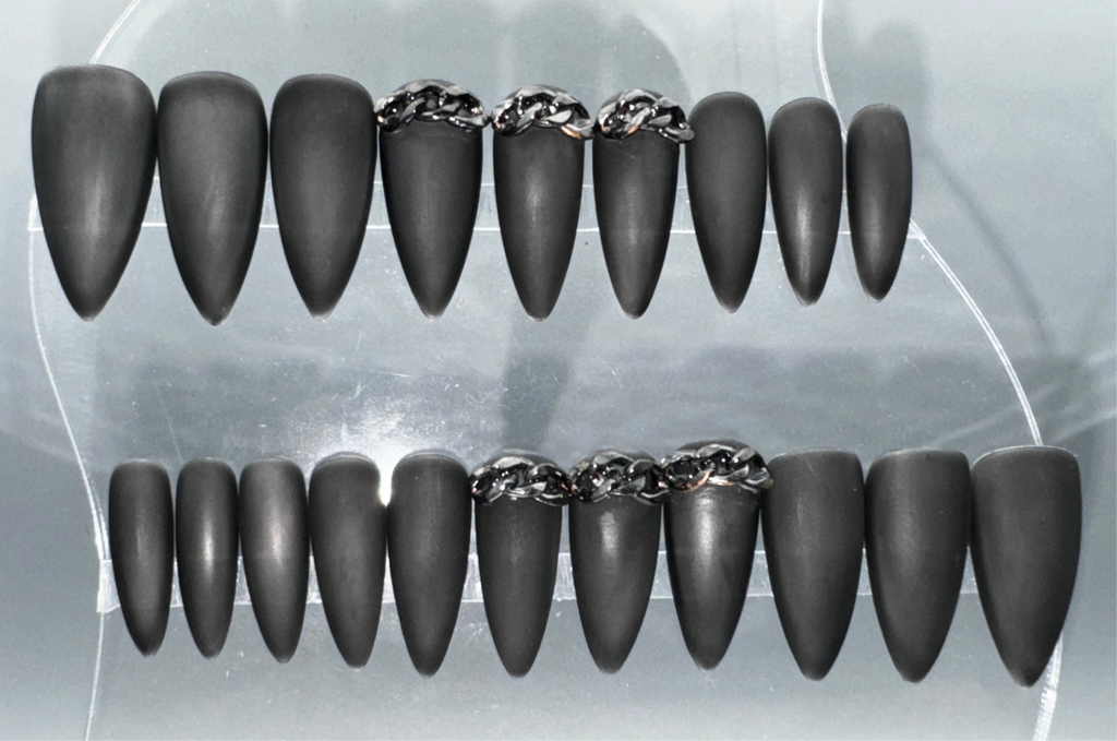 DARK CHAINS - Set of 20 Nails - Stiletto / Medium