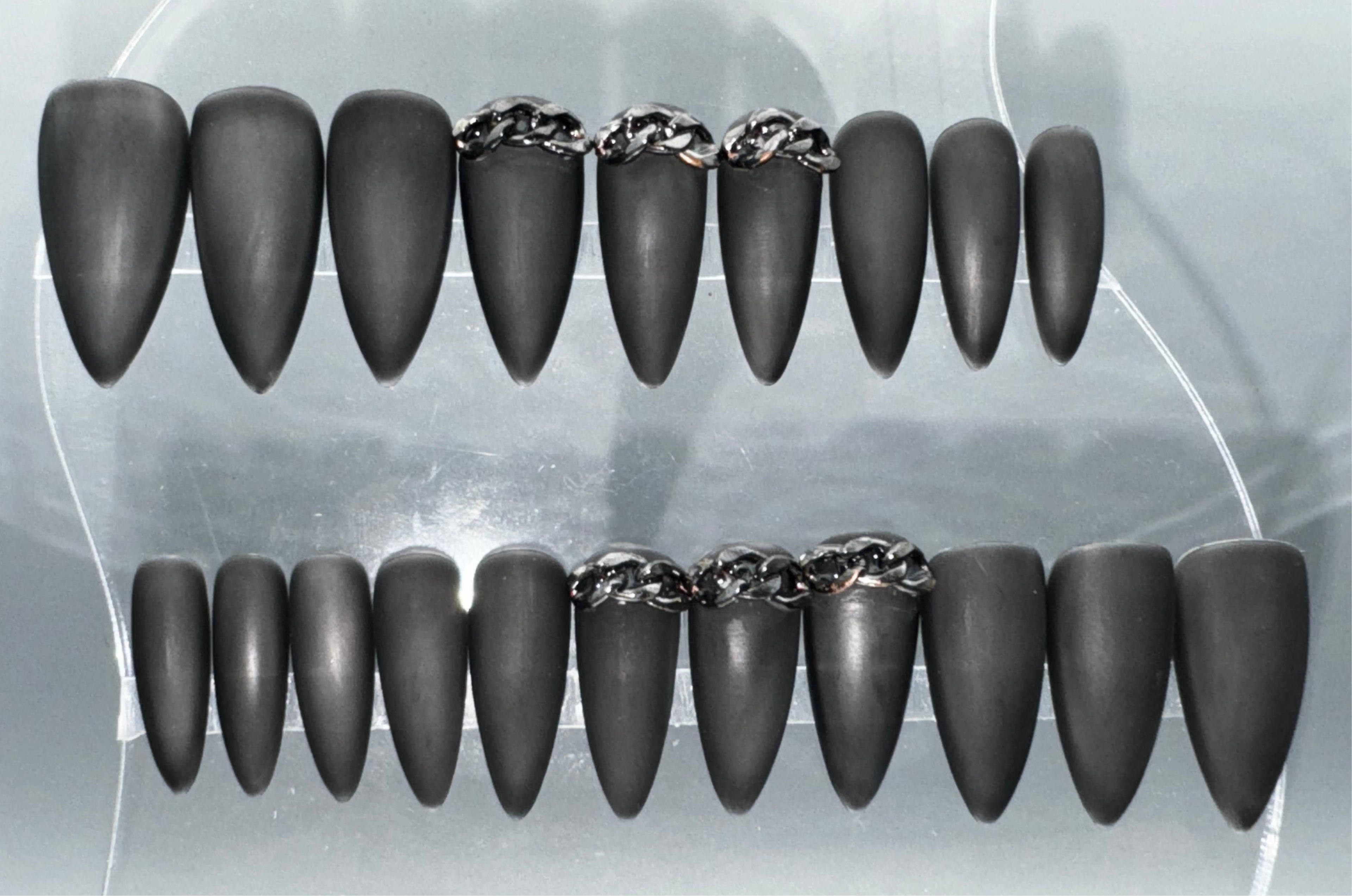 DARK CHAINS - Set of 20 Nails - Stiletto / Medium