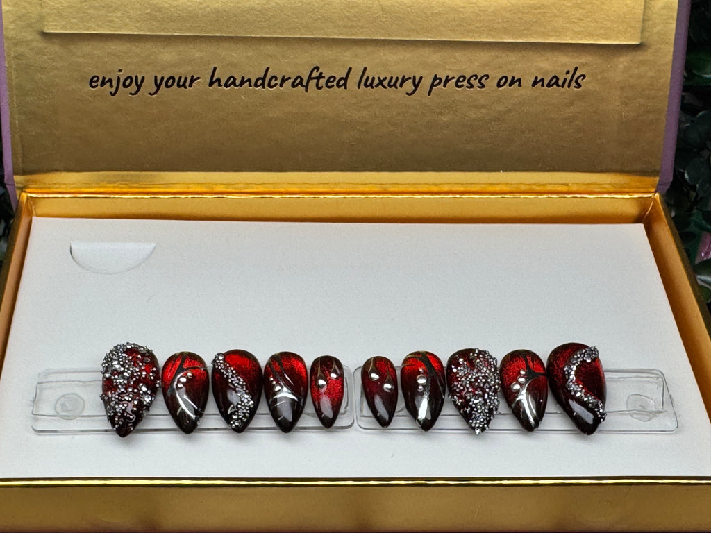 Dawn / Set Size: Small / Length: X-Short / Shape: Stiletto / 10 Press-ons / Reusable Nails