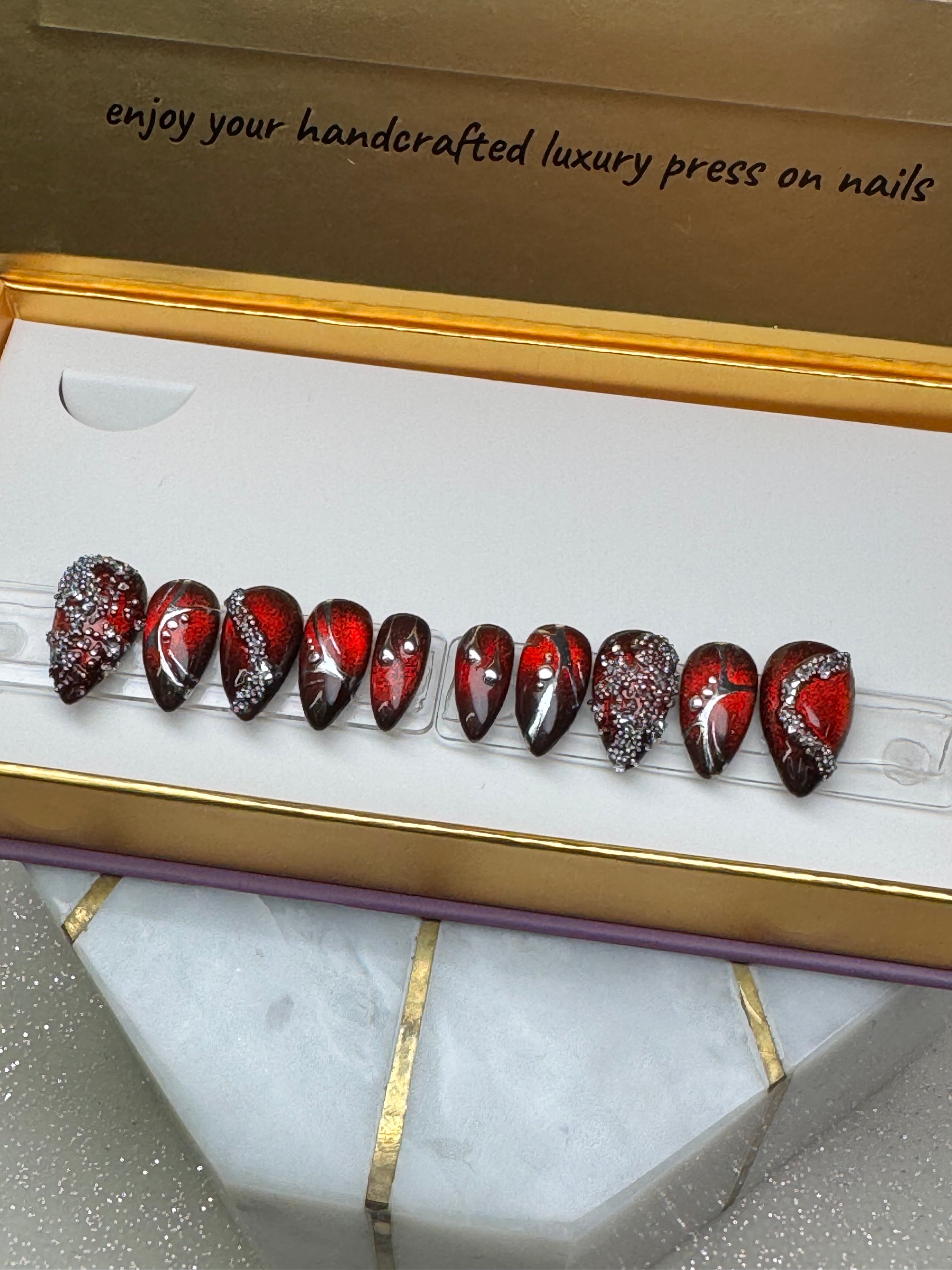 Dawn / Set Size: Small / Length: X-Short / Shape: Stiletto / 10 Press-ons / Reusable Nails