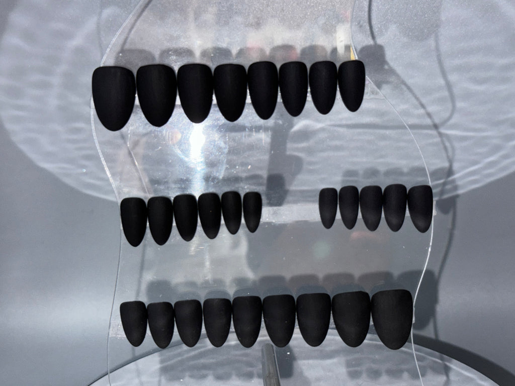 BLACK WIDOW - Set of 28 Nails - Almond/Short