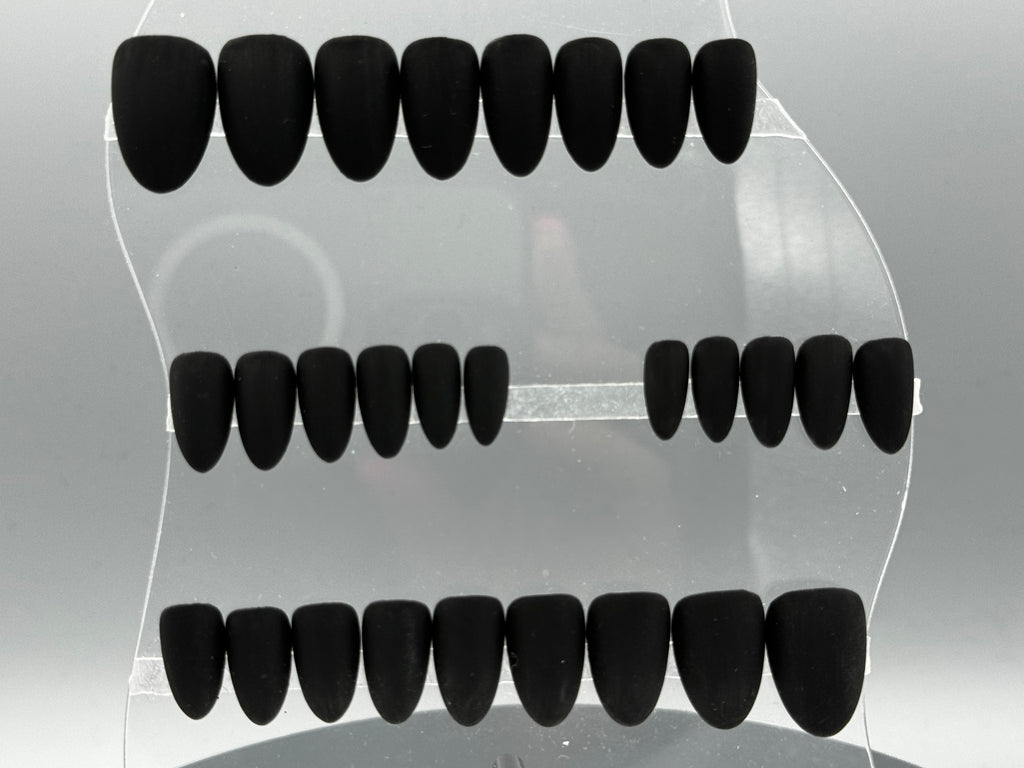 BLACK WIDOW - Set of 28 Nails - Almond/Short