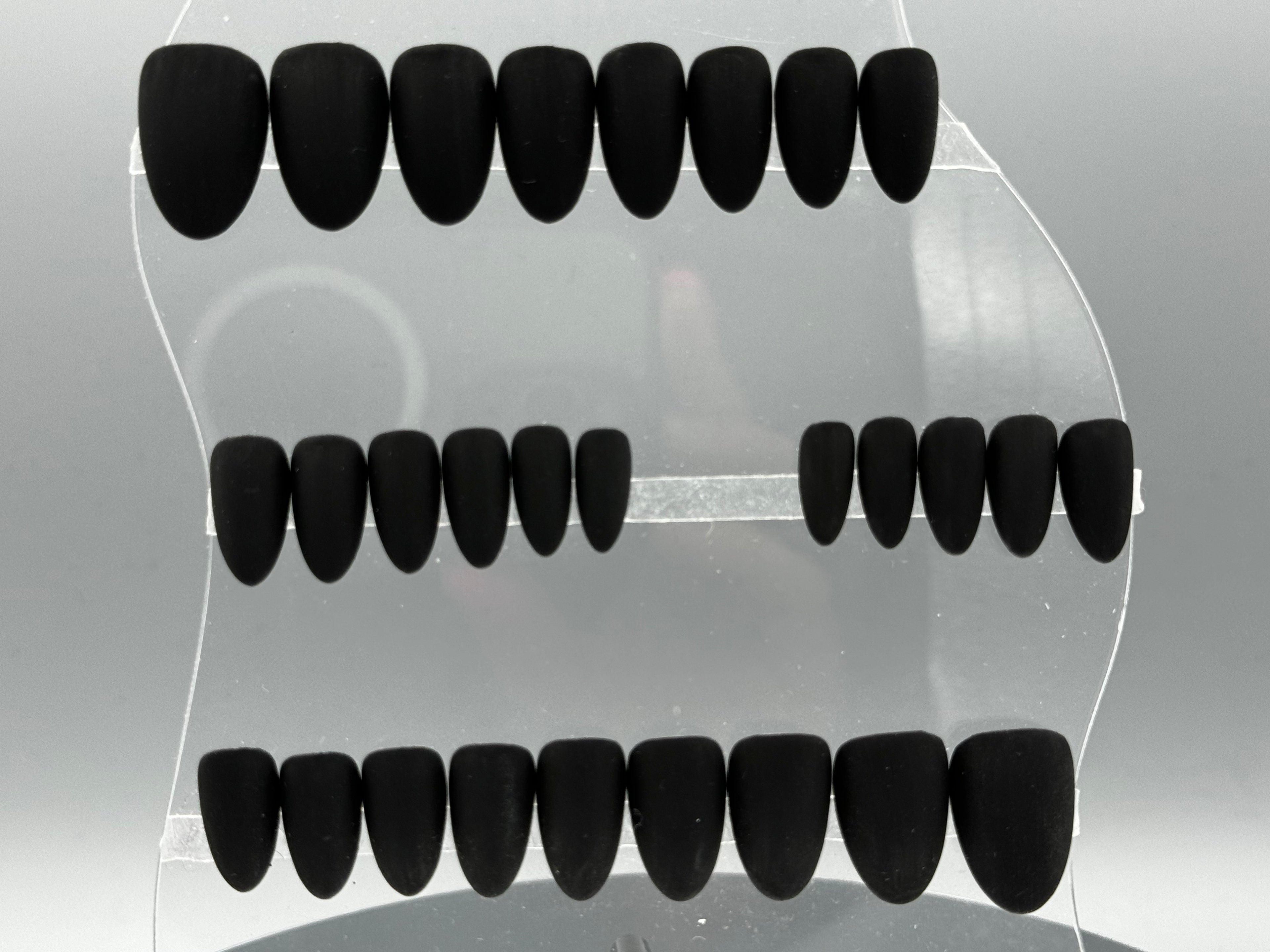 BLACK WIDOW - Set of 28 Nails - Almond/Short