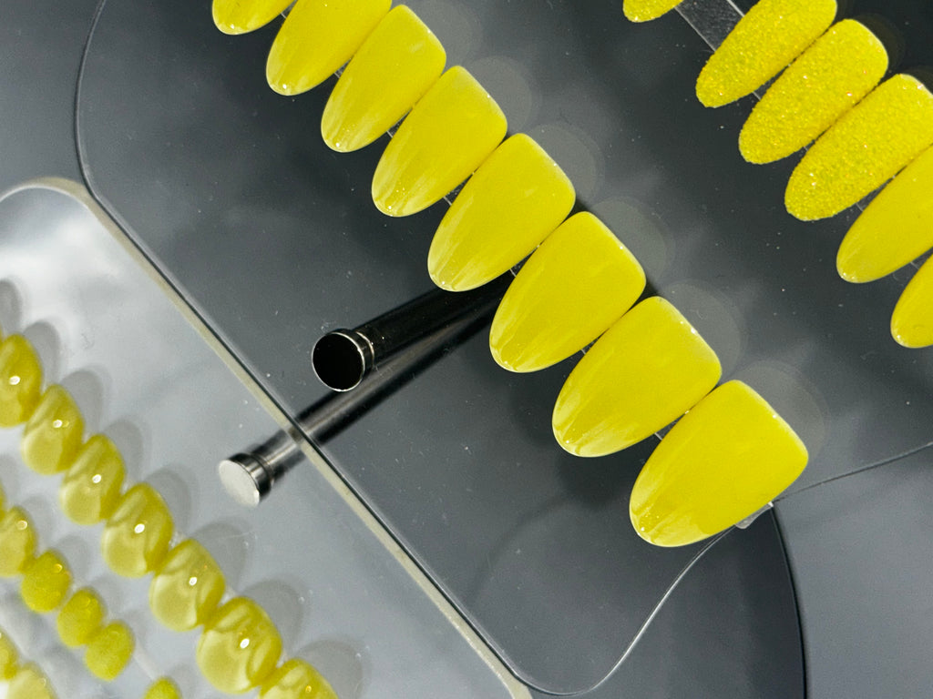 SUGARED LEMONS - Set of 28 Nails - Round/Medium