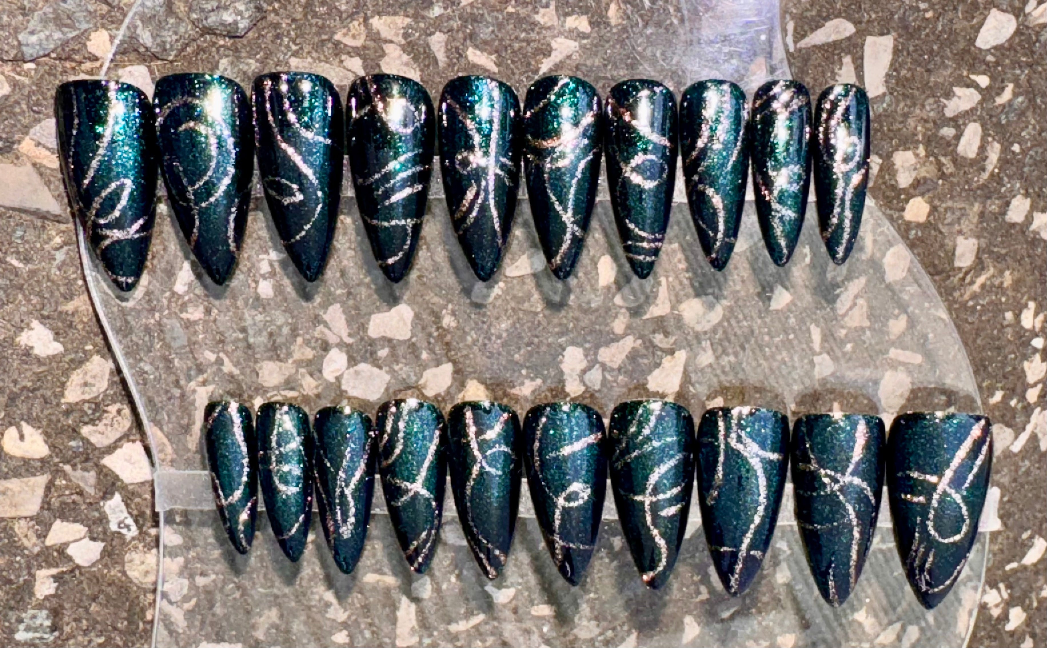 Green Gatsby - Set of 20 Nails - Shape:Stiletto - Length:Medium / REUSABLE NAILS